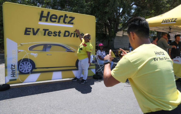 Annyira drága az elektromos autók javítása, hogy a Hertz autókölcsönző húszezer darabtól válik most meg