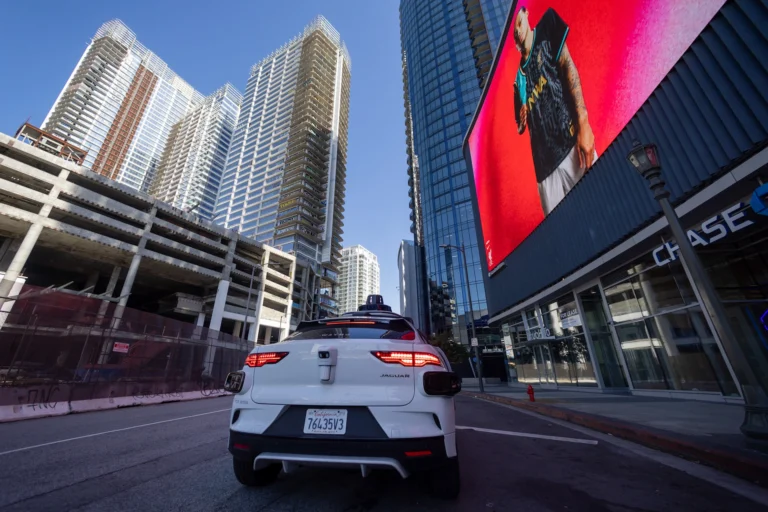 Az USA második legnagyobb városában is megjelentek az önvezető taxik