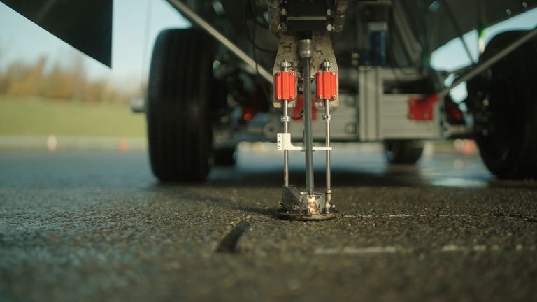 Nem emberek, hanem egy robot javítja a kátyúkat és úthibákat Angliában