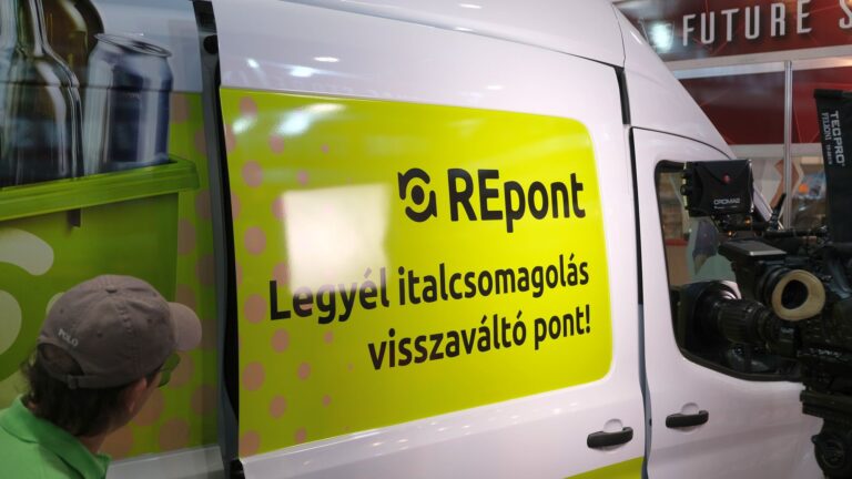 Így működik a magyar fejlesztésű üveg-, PET-palack- és aludoboz-visszaváltó guruló automata