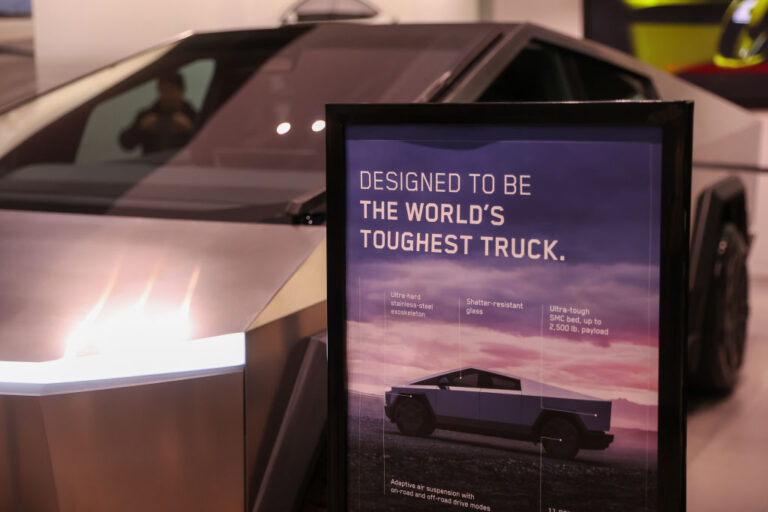 Visszahívták mind a négyezer Tesla Cybertruckot, hogy a cég sufnituninggal kijavítson egy komoly hibát