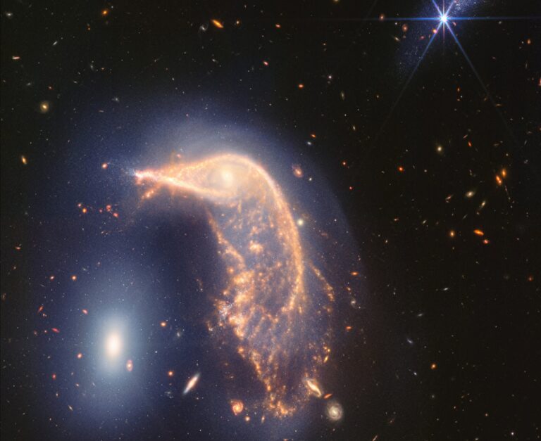 Galaxisok lassú közeledése, amiből évmilliók múlva új rendszer születik