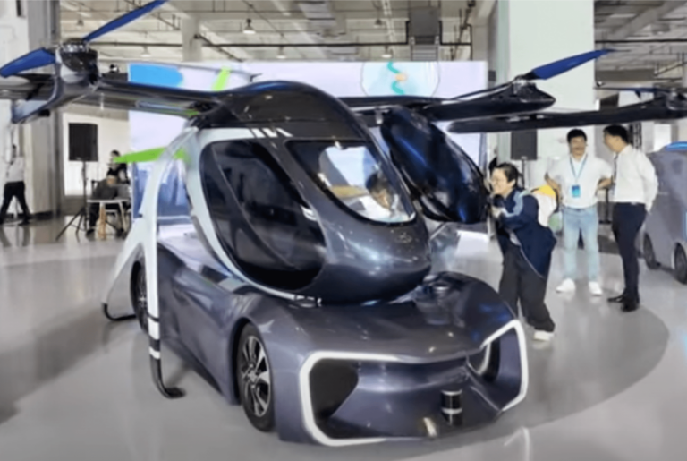 A repülő autónak titulált futurisztikus járművet nem lehet vezetni, de lehet vele utazni
