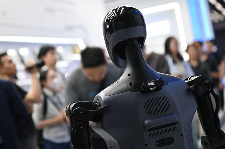 550 billió művelet másodpercenként: ilyen gyorsan “gondolkodik” a kínai szuperrobot